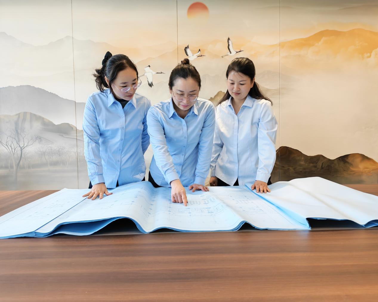 巾帼绽芳华，实干铸担当：记二建公司经营战线上的铿锵玫瑰朱春垒